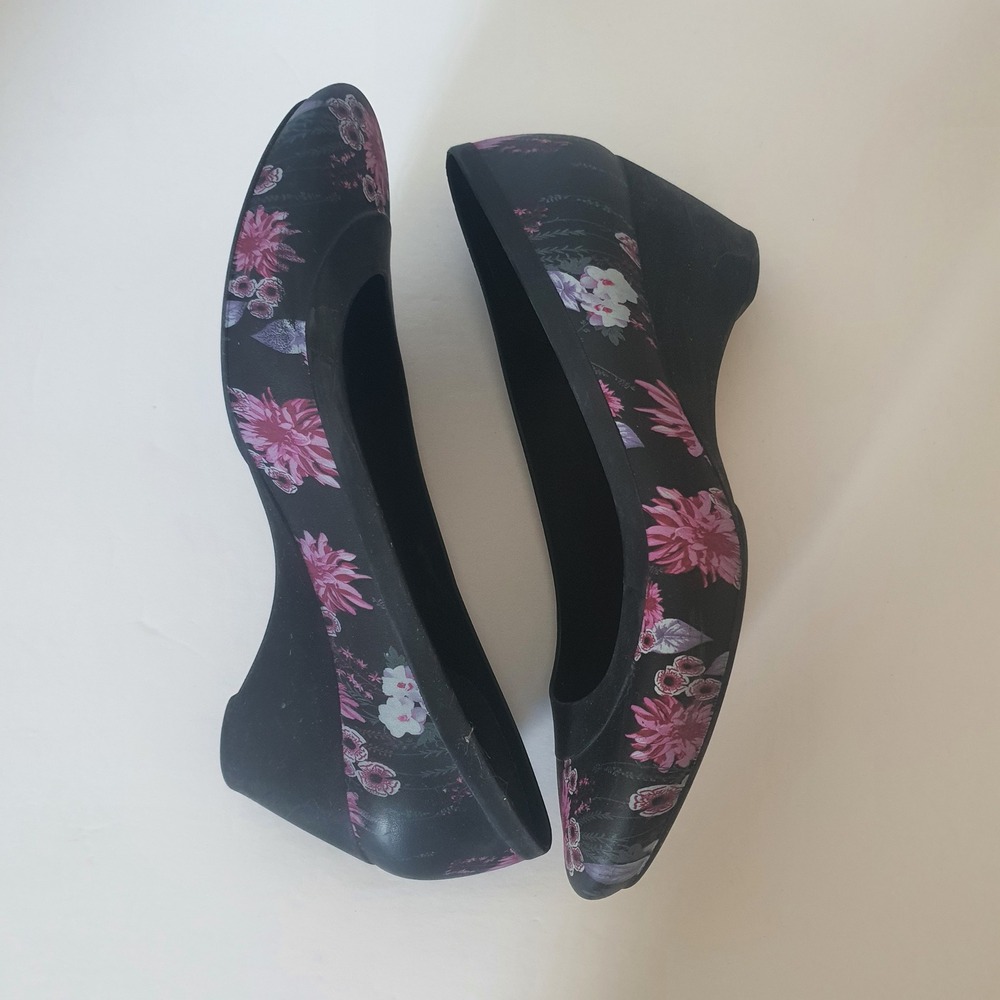Crocs Lina Floral Wedge Pumps Black Pink Purple Flowers Womens Size 9 Slip On - Picture 3 of 8